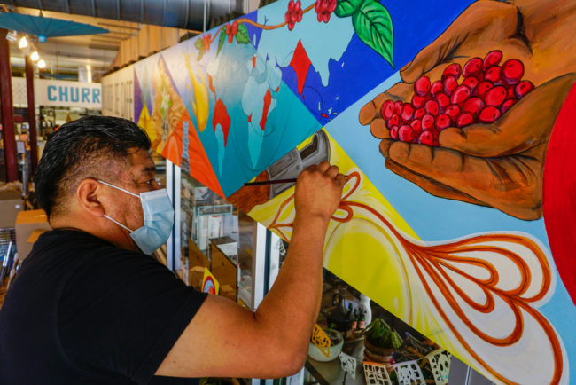 Un muraliste transmet l’expérience des migrants aux États-Unis