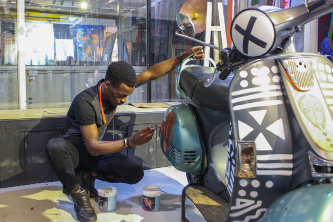 Painter personnalise une moto en Ouganda