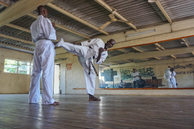 L’instructeur combat le stress avec les arts martiaux