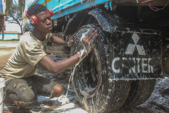 Un étudiant en Zambie lave des voitures pour couvrir les frais de scolarité