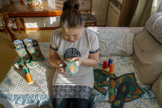 Une femme en Mongolie coud pour soulager le stress