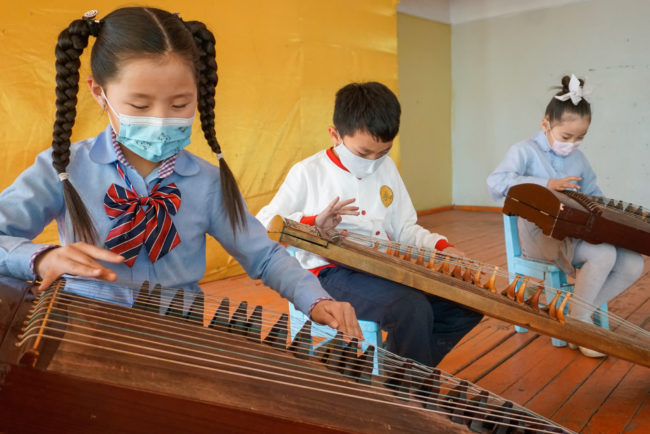 Les élèves jouent avec des instruments traditionnels mongols