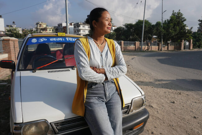 Elle est à l’origine du changement en tant que conductrice de taxi dans les rues les plus fréquentées du Népal