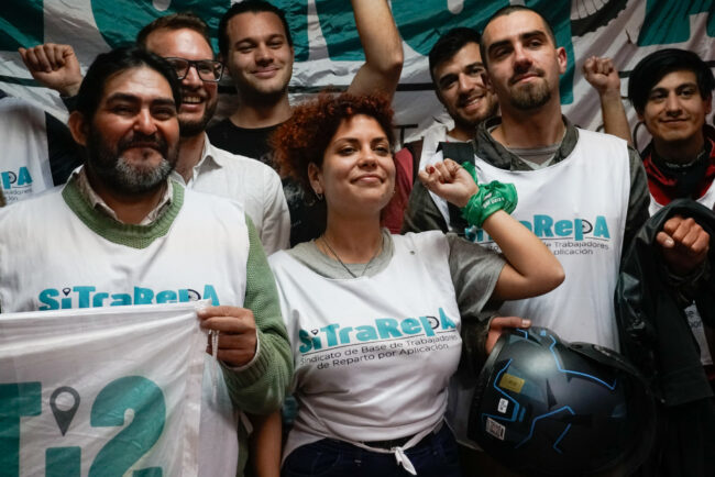 Fatigué des pratiques de travail déloyales, un livreur en Argentine s’organise pour une réforme